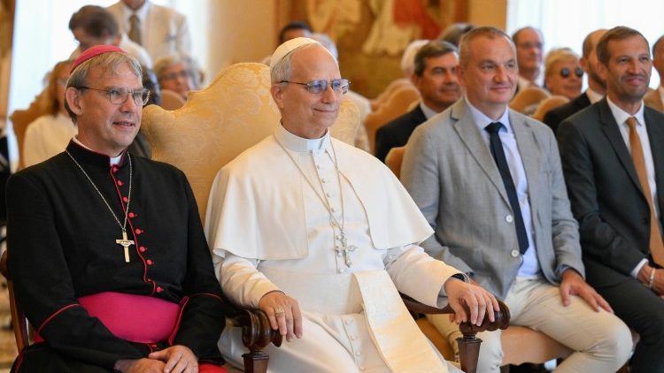 Papież z przedstawicielami polityków Val-de-Marne oraz biskupem Diecezji Créteil