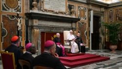 Questa mattina in sala Celementina il Papa ha ricevuto i membri della Scuola di Evangelizzazione Sant'Andrea. 