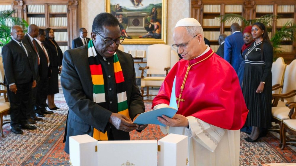La papa Leon al XIV-lea, președintele Republicii Zimbabwe, Emmerson Dambudzo Mnangagwa. 