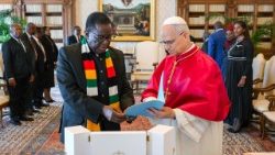 La papa Leon al XIV-lea, președintele Republicii Zimbabwe, Emmerson Dambudzo Mnangagwa.