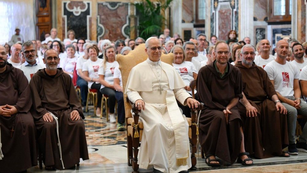 Papa me anëtarët e Opera San Francesco për të Varfrit e Milanos (@Vatican Media)