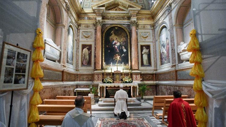León XIV en oración ante la tumba de Santa Mónica, Madre de Sán Agustín