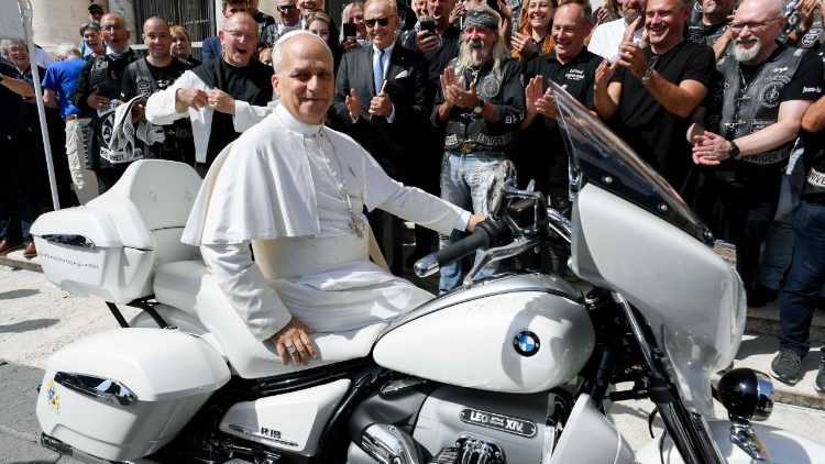 Lev XIV.  s "pápežskou motorkou"