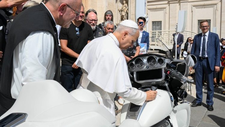 Pater Wallner, der Papst und das signierte Motorrad