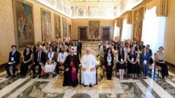 மத்திய தரைக்கடல் இளைஞர் மன்றத்தினருடன் திருத்தந்தை பதினான்காம் லியோ. 