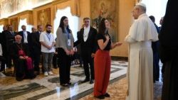 भूमध्यसागर युवा समिति के सदस्यों से मुलाकात करते संत पापा लियो 14वें