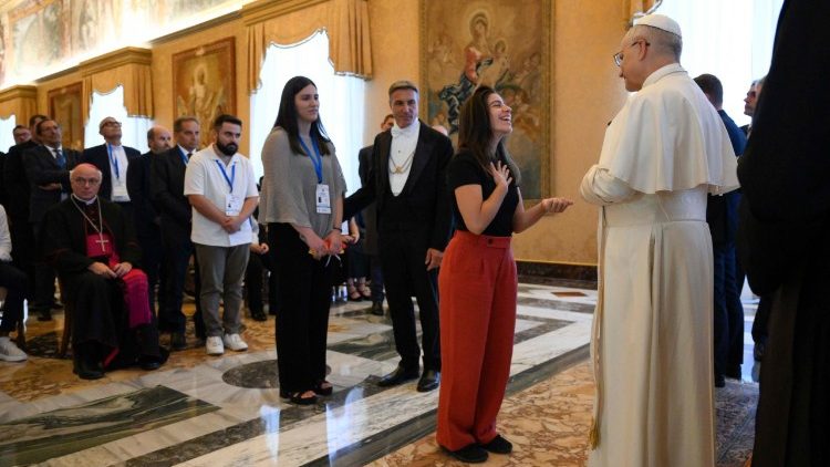भूमध्यसागर युवा समिति के सदस्यों से मुलाकात करते संत पापा लियो 14वें
