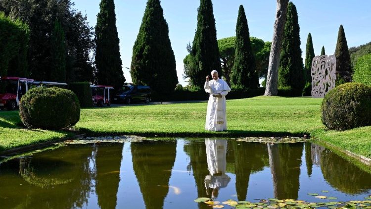 Il Papa ai piedi del laghetto popolato dai pesci Koi provenienti dal Giappone