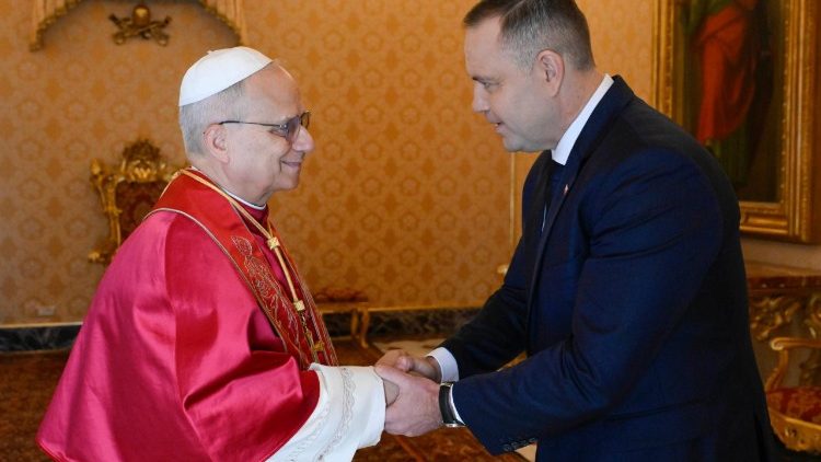 Papa Leone XIV stringe la mano al presidente della Polonia Nawrocki