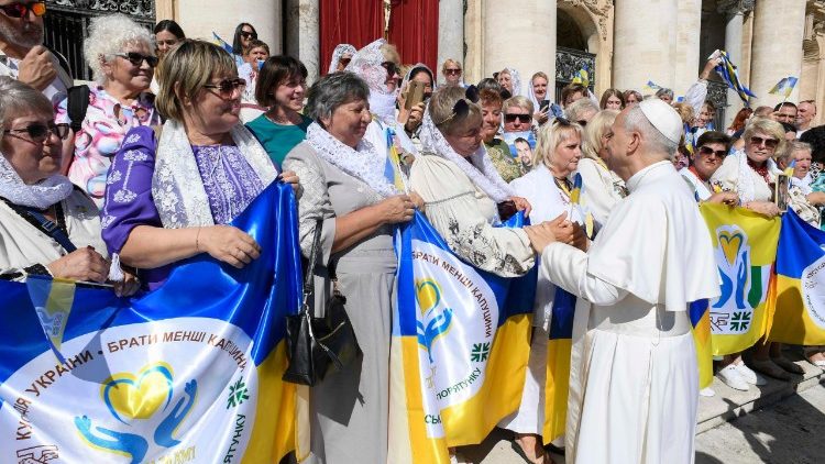 Der Papst verabschiedet sich von Lyubov Tymchenko am Ende der Generalaudienz im September 2025