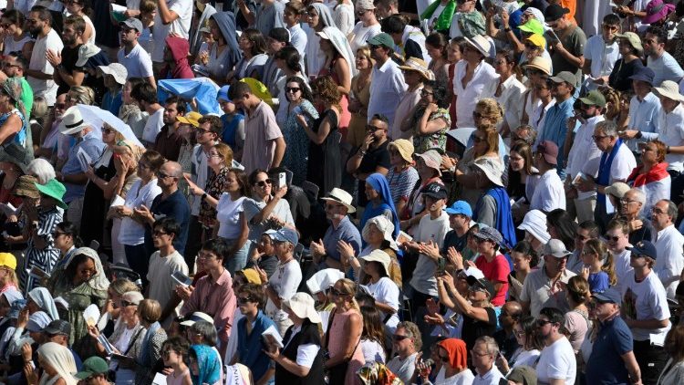 Waamini katika misa ya kutangaza Watakatifu