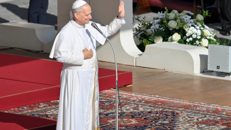 Papa akiwakaribisha waamini kabla ya misa