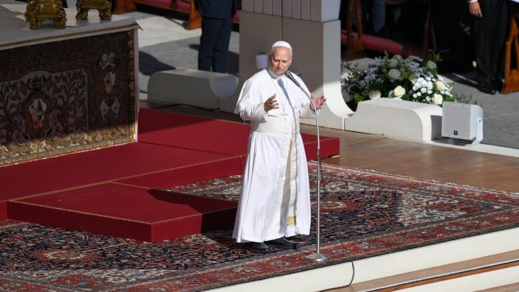 Papa saúda os fiéis antes do início da missa