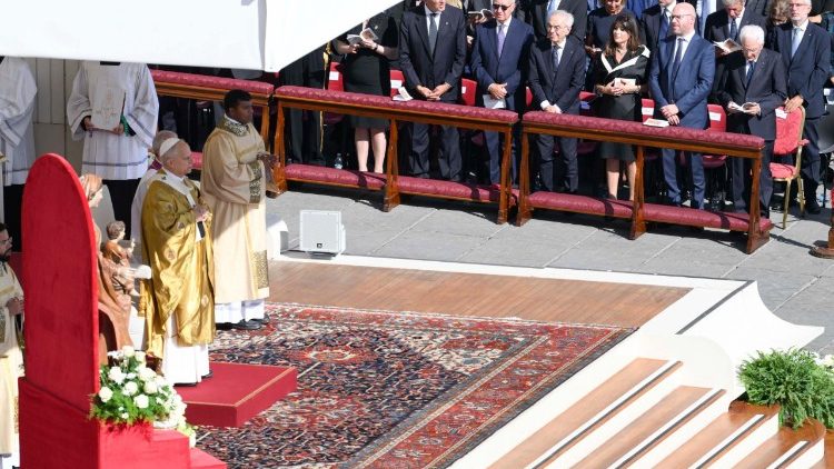 Viongozi mashuhuri walioudhuria misa ya kutangazwa watakatifu hata rais wa Italia