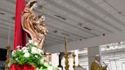 வத்திக்கான் வளாகத்தில் அன்னை மரியா திரு உருவம் முன் திருத்தந்தை பதினான்காம் லியோ 