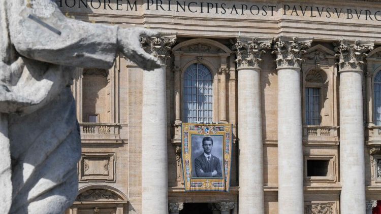 L'arazzo di san Pier Giorgio Frassati esposto sulla facciata della Basilica di San Pietro durante la canonizzazione, lo scorso 7 settembre.