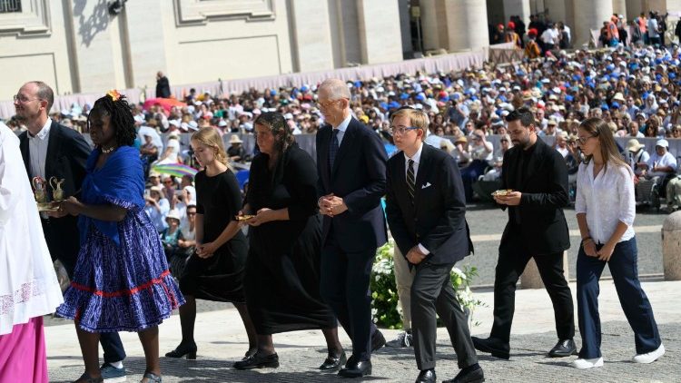 Šv. Karolio Akučio šeima: tėvai, brolis ir sesuo dvyniai 
