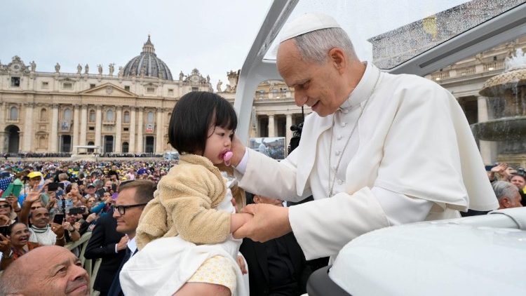 La carezza del Papa ai piccoli