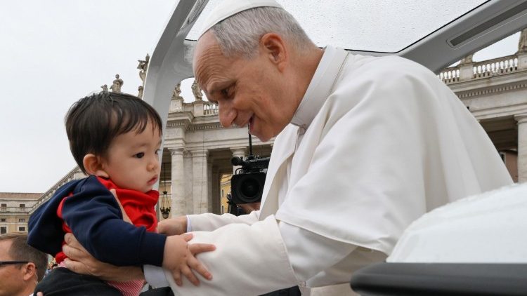 El saludo del Papa a un niño presente en la audiencia general de hoy