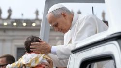 Papež blagoslavlja otroka