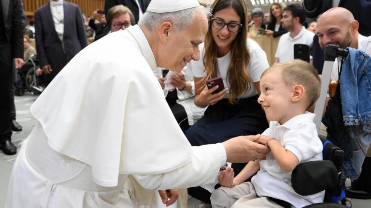 Papież pozdrawia uczestnikó audiencji generalnej