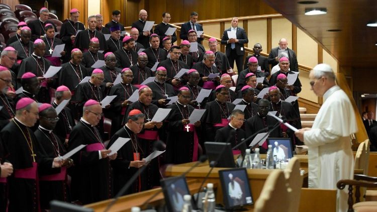 XIV. Leó pápa az új püspökökkel a szinódusi aulában