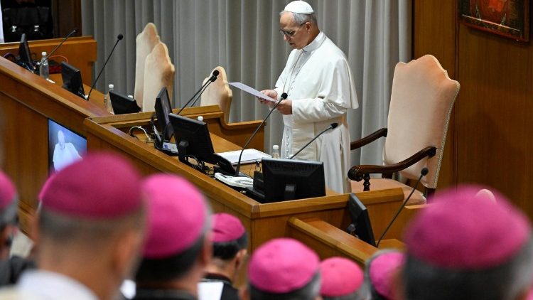 Papa Leon al XIV-lea, în Aula Sinodului, la audiența acordată noilor episcopi și episcopii țărilor de misiune (11 septembrie 2025)  