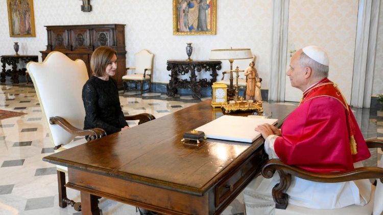 教皇レオ14世、モルドヴァのサンドゥ大統領と　2025年9月12日　バチカン宮殿