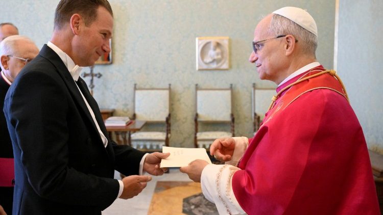 Ambassador Burch presenting his  letters of credence to Pope Leo