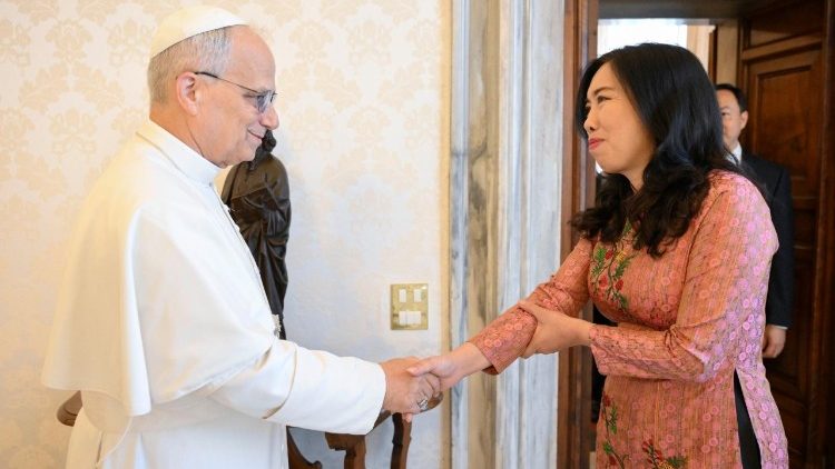 Léon XIV avec Le Thi Thu Hang, cheffe de la délégation vietnamienne