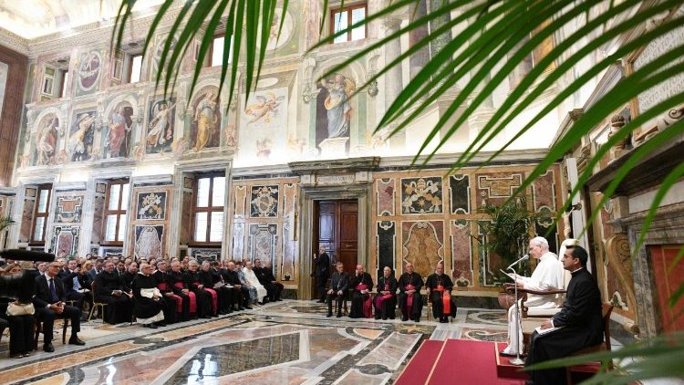 Papa autubia washiriki wa semina ya Taalimungu