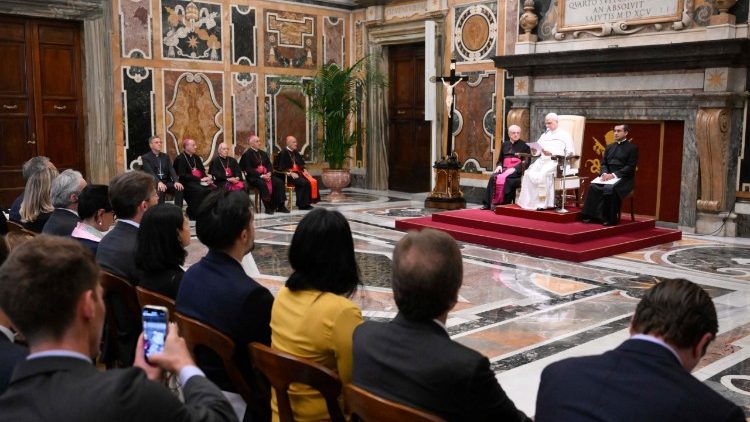 البابا يستقبل المشاركين في الندوة التي نظّمتها الأكاديمية الحبرية للاهوت