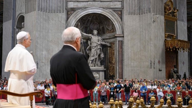 Papa Leo na wanahija wa Umbria katika Kanisa Kuu la Vatican.