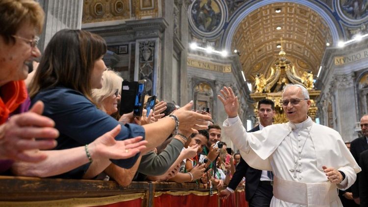 2025.09.13 Papa akisalimia wanahija wa Majimbo ya Mkoa wa Umbria, Italia.