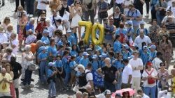 2025.09.14 Inaonesha miaka 70 ya kuzaliwa kwa Papa Leo XIV kwa waamini na mahujaji waliokuwa katika Uwanja wa Mtakatifu Petro.