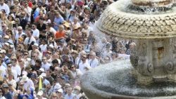 Les fidèles sur la place Saint-Pierre pour la prière de l'Angélus.