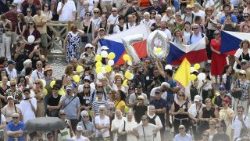 České vlajky na Svatopetrském náměstí v neděli 14. září