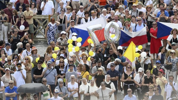 České vlajky na Svatopetrském náměstí v neděli 14. září