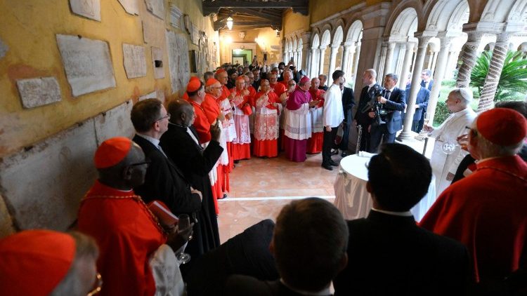 Baada ya kumbukizi ya mashahidi wakati wa kusalimia makardinali na wawakilishi wa makanisa mengine