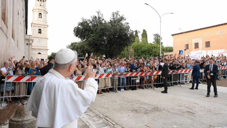 Papa akisalimia Umati nje ya Basilika ya Mtakatifu Paulo