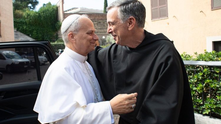 Le Pape Léon XIV accueilli à l'Augustinianum, où se déroule le Chapitre général des Augustins. par le nouveau Prieur général, le père Joseph Farrell.