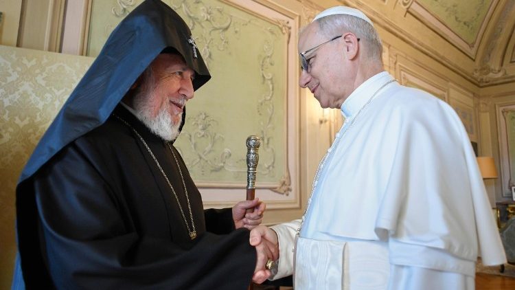  Lev XIV. a hlava arménské apoštolské církve Karekin II.