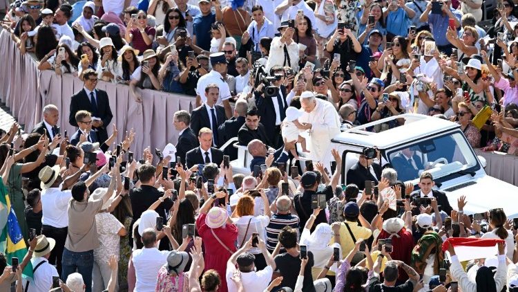 Papež pozdravlja množice