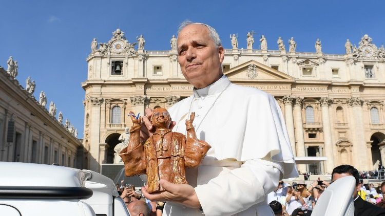 Papa akipokea hata zawadi kutoka kwa washiriki wa Katekesi