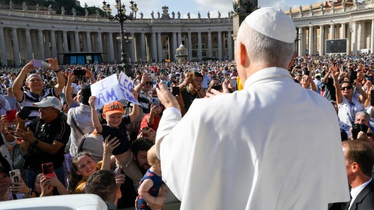 Umati Mkubwa wa wanahija na waamini wakimsalimia Papa