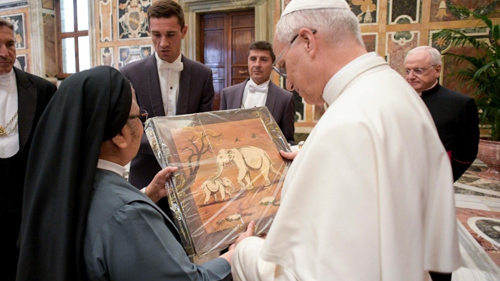 Leon XIV și participanți la patru capitole generale a tot atâtea congregații de viață consacrată