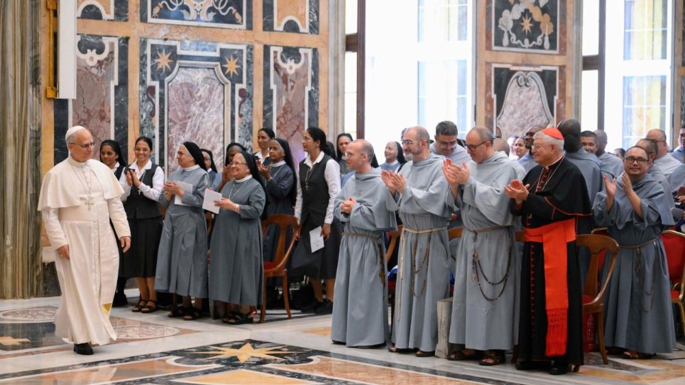 Leon XIV și participanți la patru capitole generale a tot atâtea congregații de viață consacrată