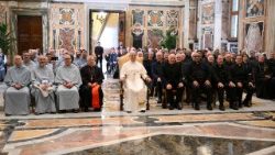 திருத்தந்தை பதினான்காம் லியோ துறவறத்தாருடன் 