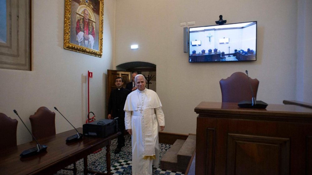 Il Papa in visita nella nuova Aula del Tribunale vaticano