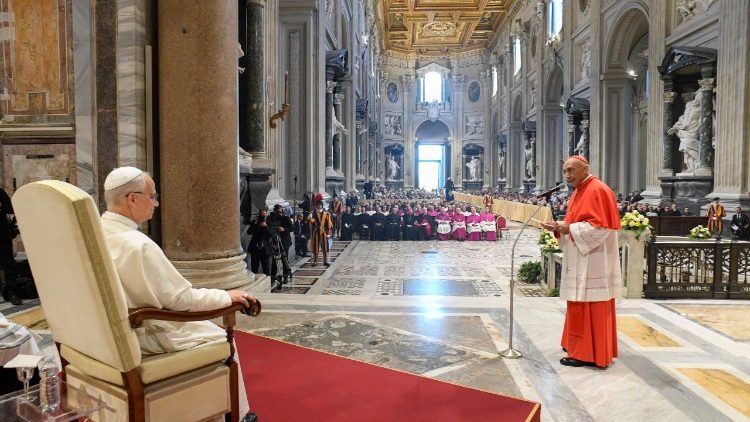 Papież słucha powitania kardynała wikariusza diecezji rzymskiej Baldassare Reiny